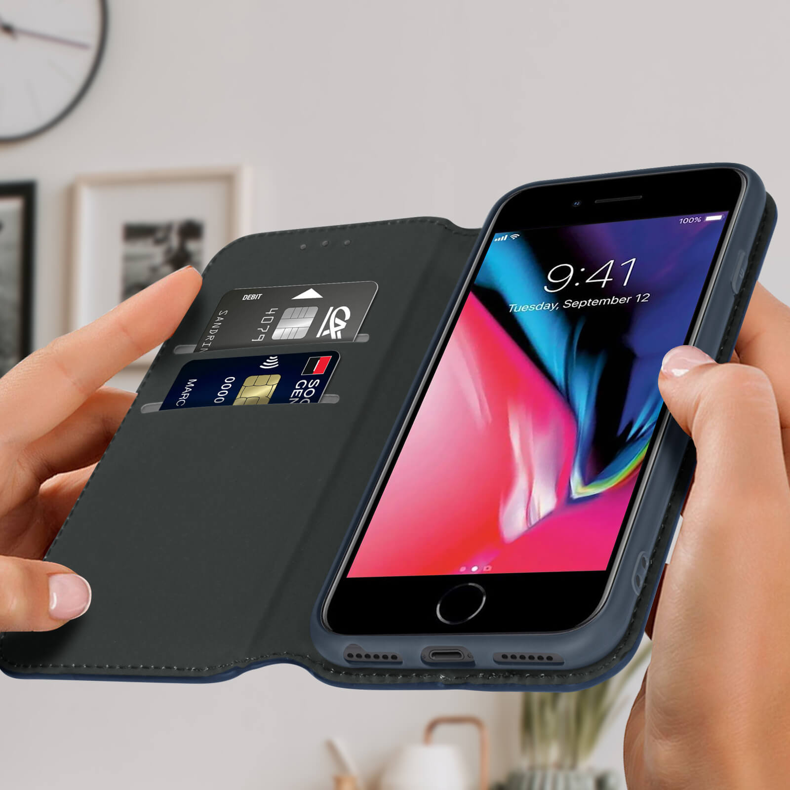 Téléphone dans un étui bleu foncé, montrant des cartes de crédit.