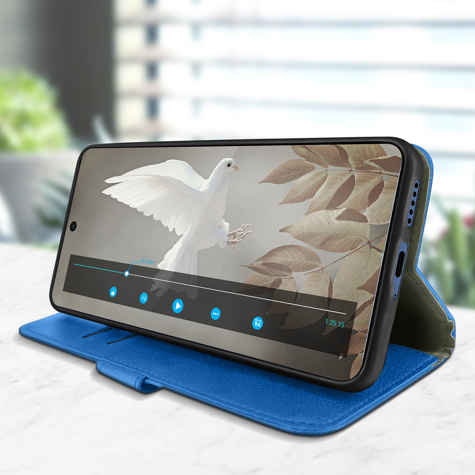 Telefono in custodia blu, che riproduce un video. Una colomba è visibile sullo schermo. Sfondo sfocato.