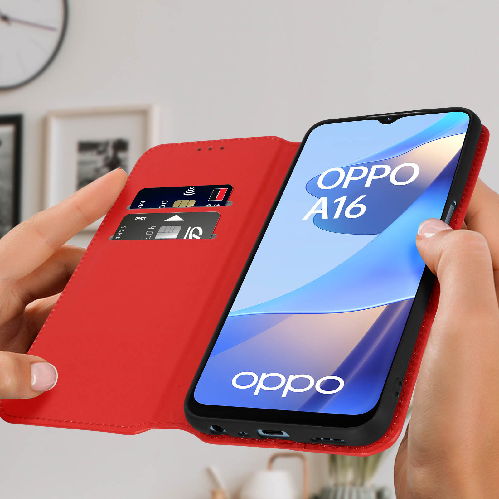 Un étui de téléphone rouge, ouvert, avec un téléphone Oppo à l'intérieur. Des mains tiennent le téléphone.