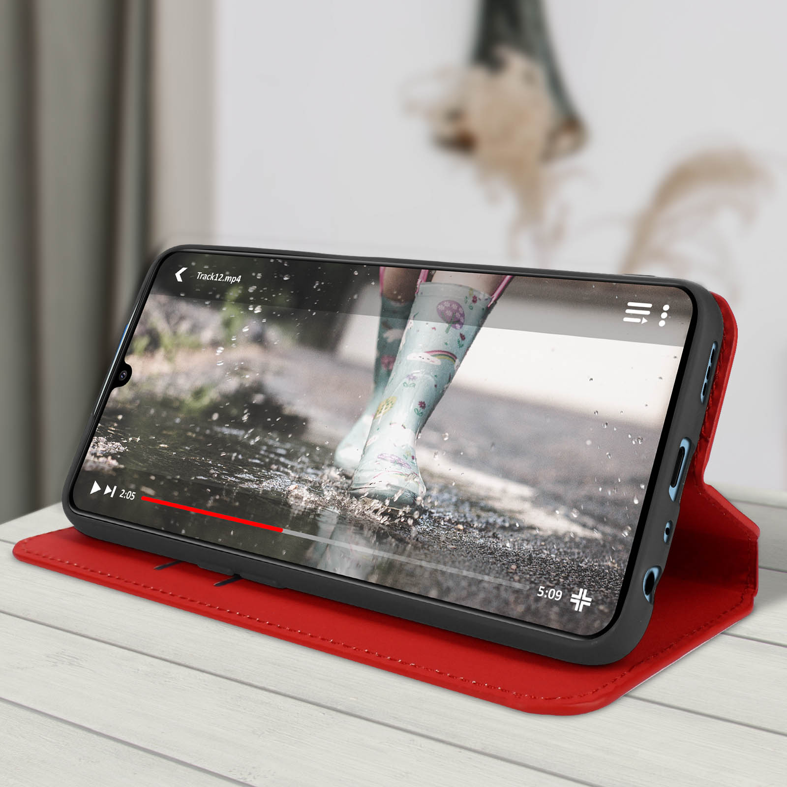 Étui de téléphone ouvert, lisant une vidéo. Le téléphone affiche une vidéo de bottes marchant dans l'eau.