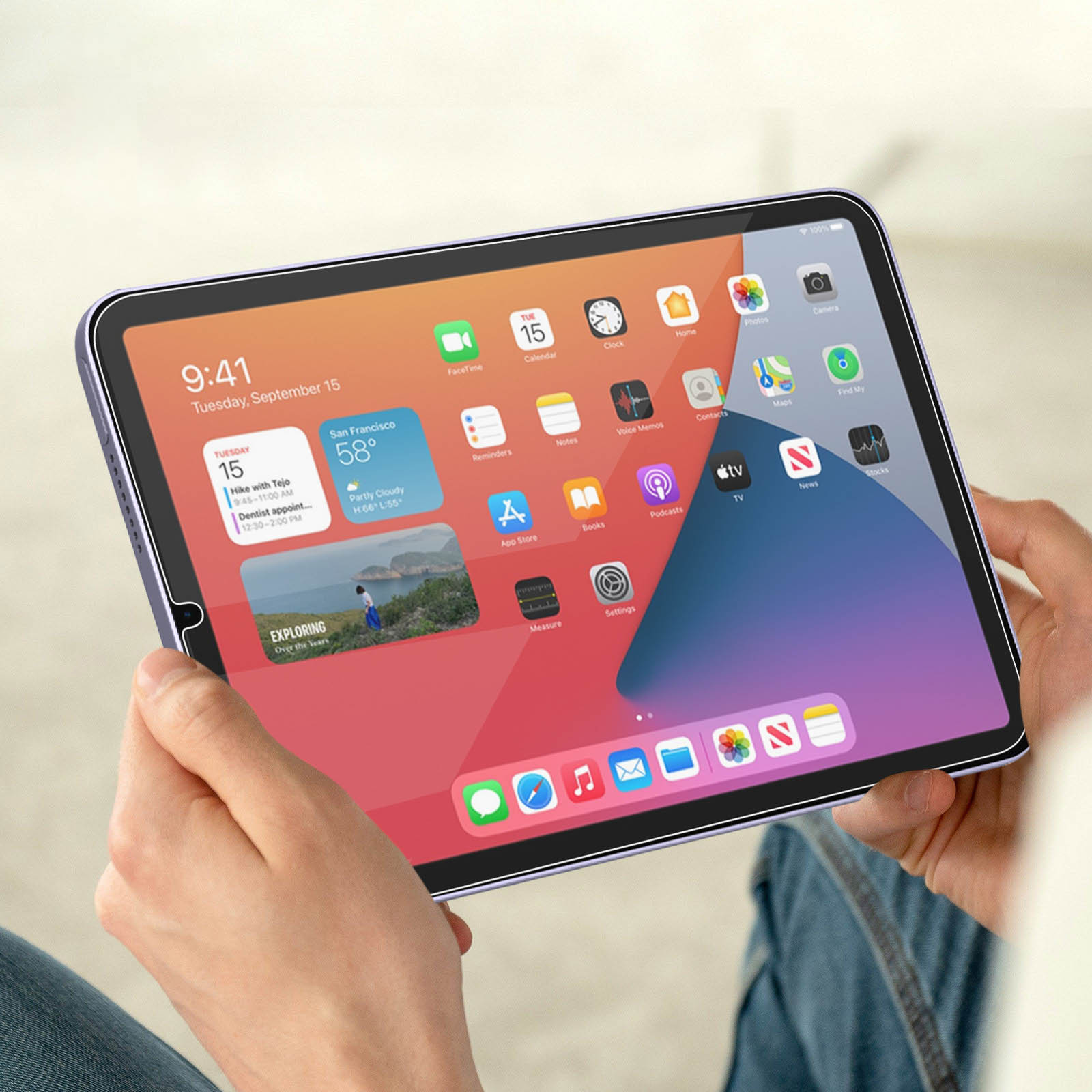 Mani che tengono un iPad con app. Lo schermo mostra data, ora e una mappa.