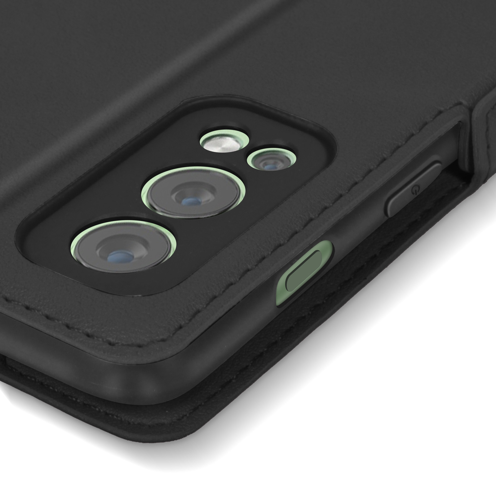 Primo piano di una custodia nera per telefono. Presenta lenti della fotocamera, un pulsante di accensione e un accento verde.