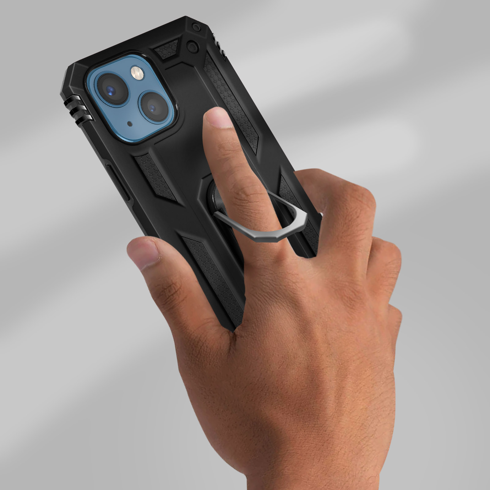 Mano che tiene un telefono nero con un supporto ad anello. Il telefono ha una custodia nera. Sfondo grigio.