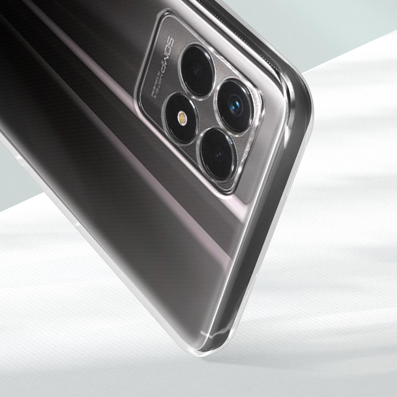 Una custodia trasparente su un telefono argentato con quattro fotocamere posteriori. Lo sfondo è sfocato.