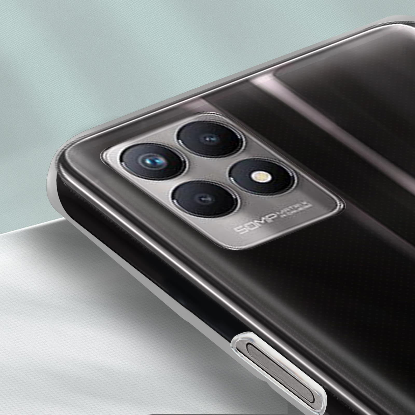 Primo piano della fotocamera di un telefono. La custodia è parzialmente visibile e ha un design trasparente.