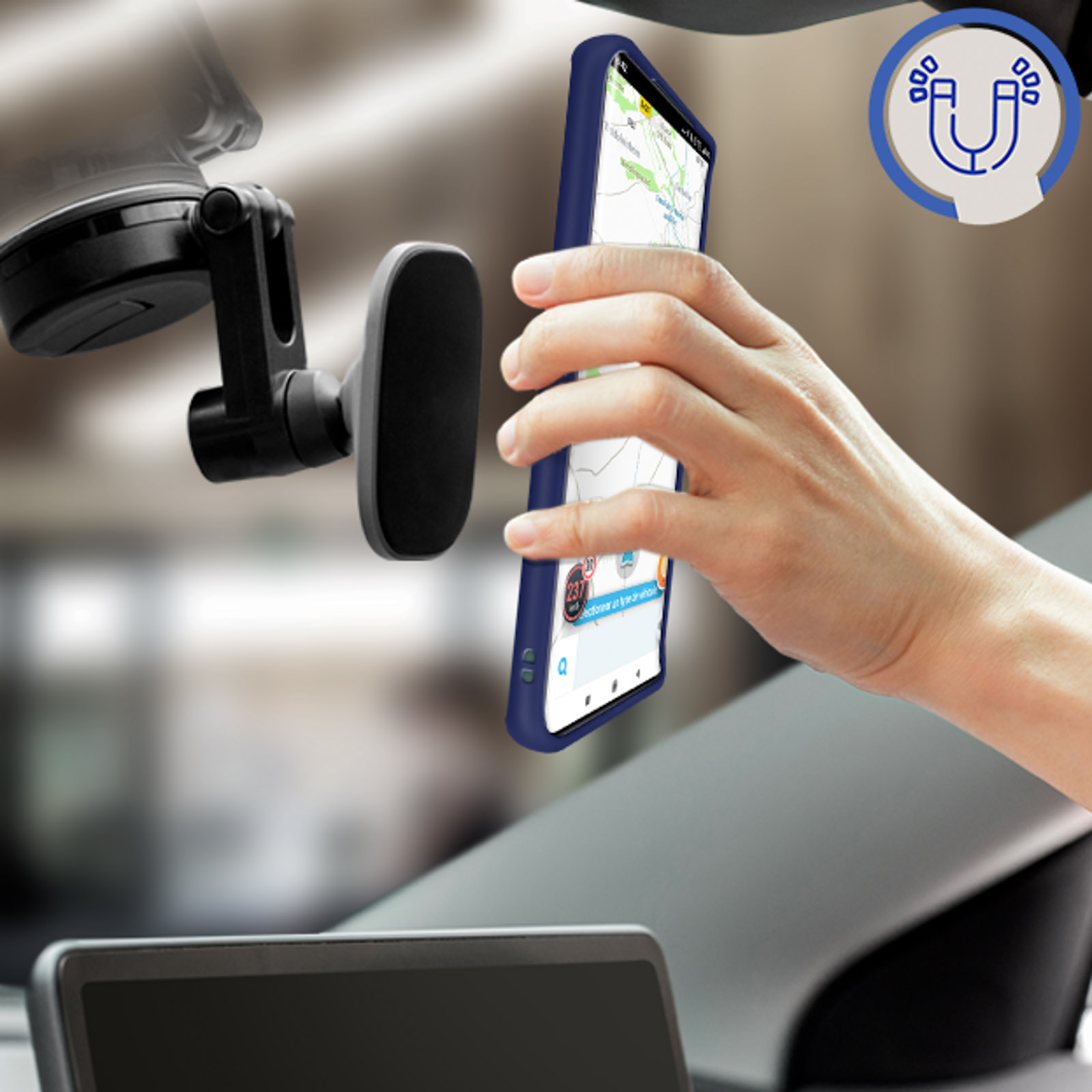 Telefono in supporto auto. Telefono mostra app di navigazione. Mano posiziona il telefono.