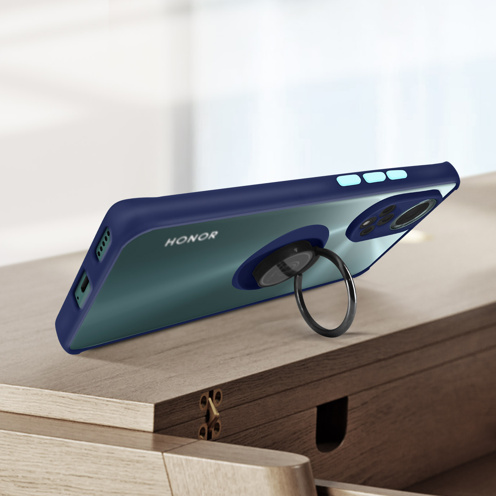 Telefono blu con un supporto ad anello su una superficie di legno. Il telefono è angolato.