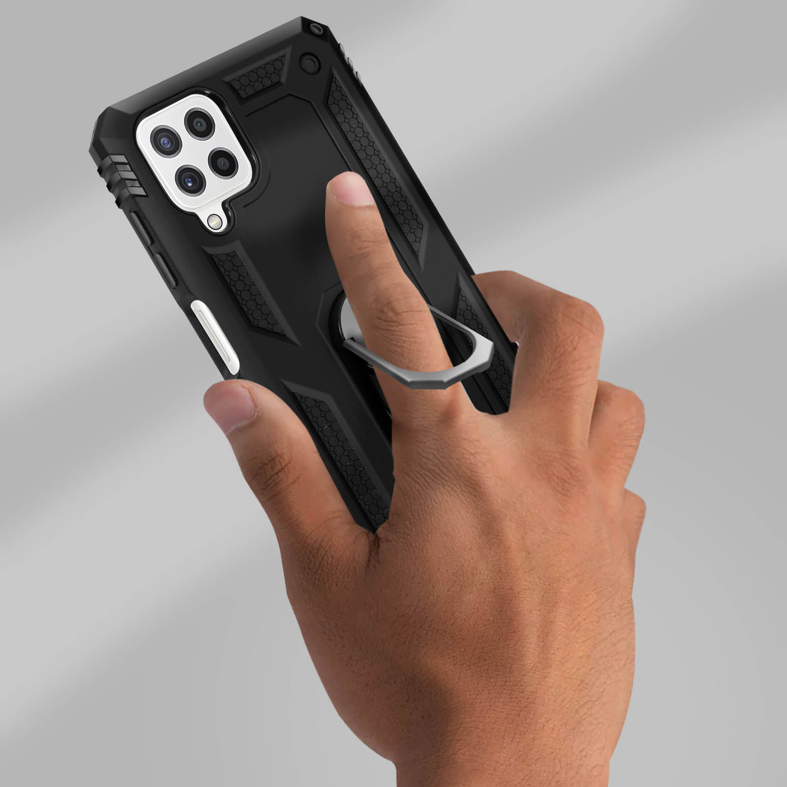 Zwarte telefoonhoes met een ringhouder. Een hand houdt de hoes vast en de achtergrond is wazig.
