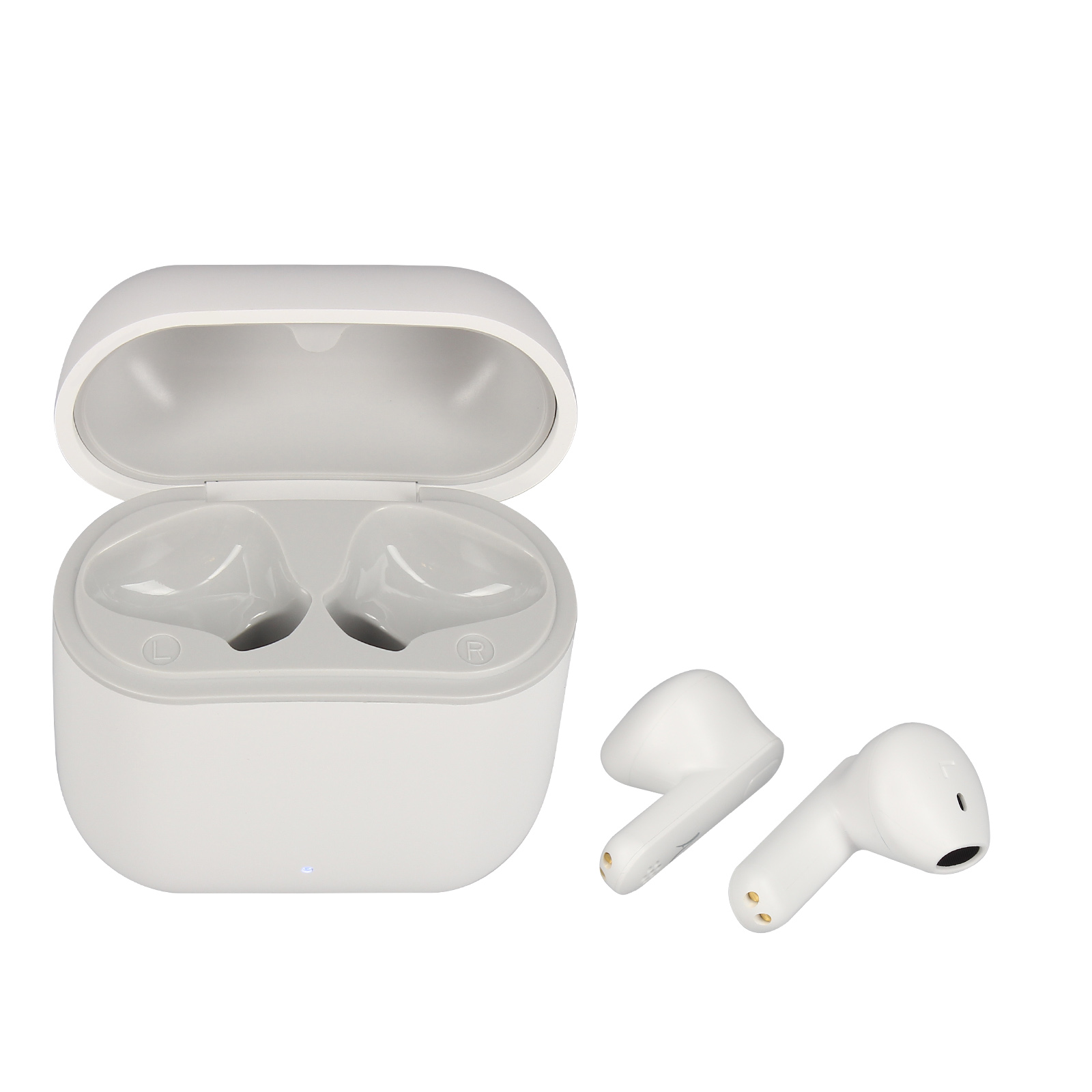 Auricolari wireless bianchi e custodia di ricarica. Gli auricolari sono fuori dalla custodia. Sfondo bianco.