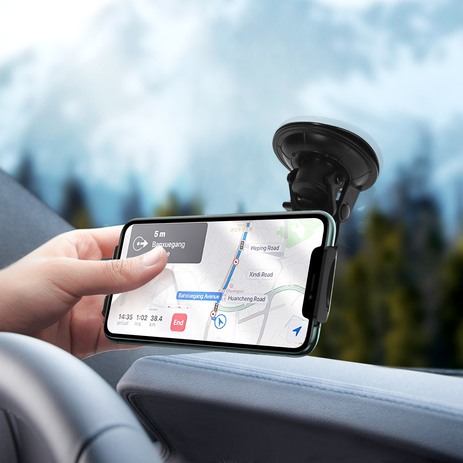 Mano sosteniendo teléfono con navegación de mapa, montado en el coche.