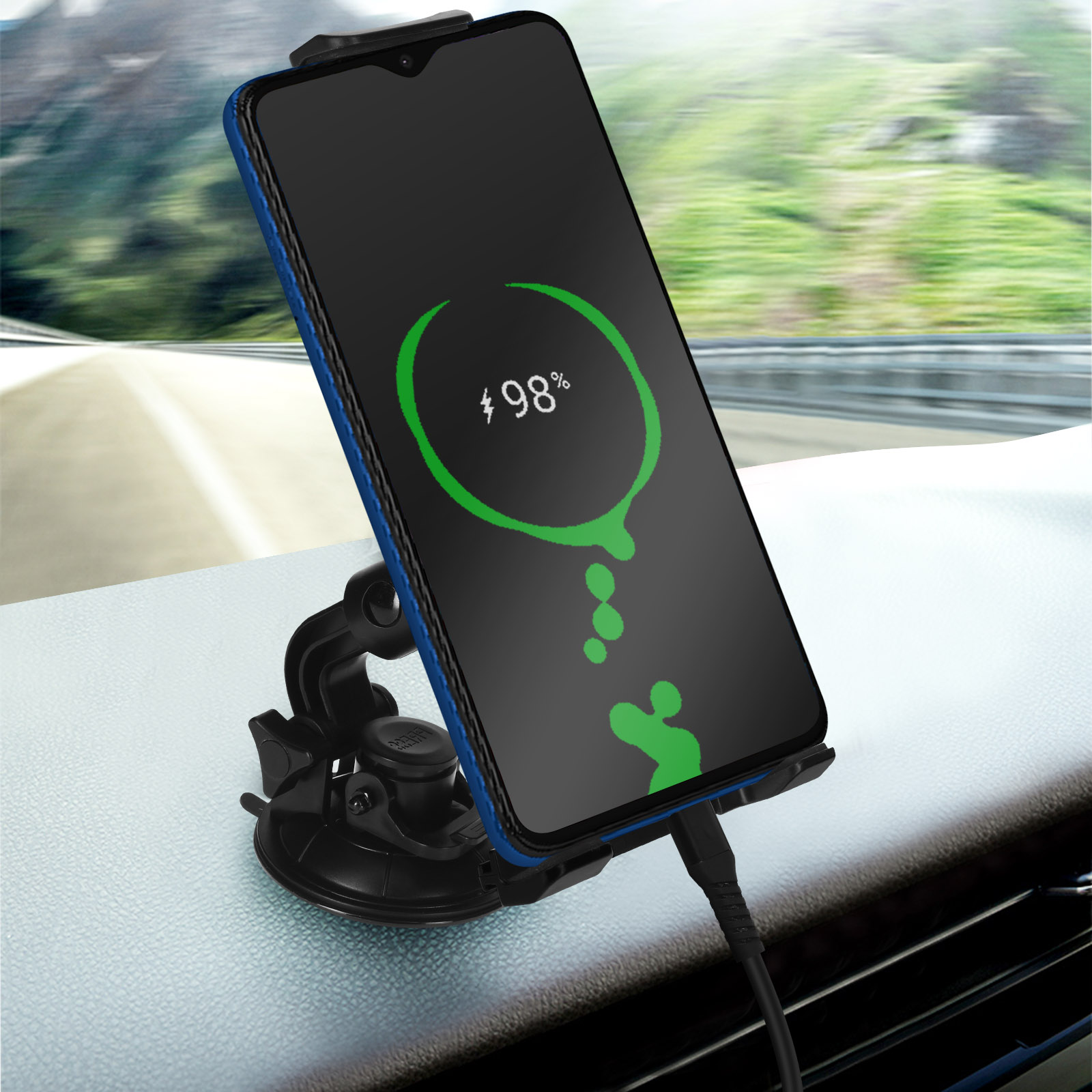 Un teléfono inteligente se está cargando en el salpicadero de un coche. Está montado en un soporte negro y muestra un 98% de carga.