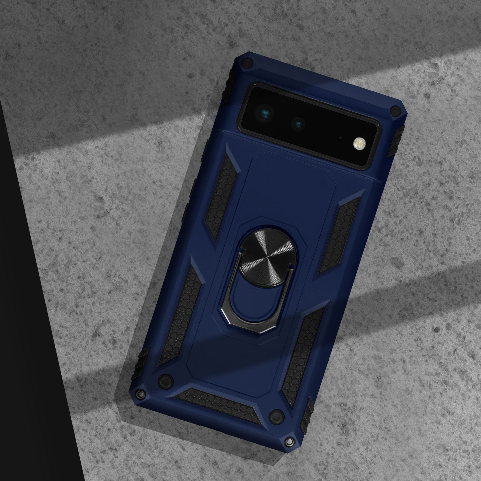 Custodia blu per telefono con anello di supporto. Sfondo grigio. Custodia su una superficie di cemento.