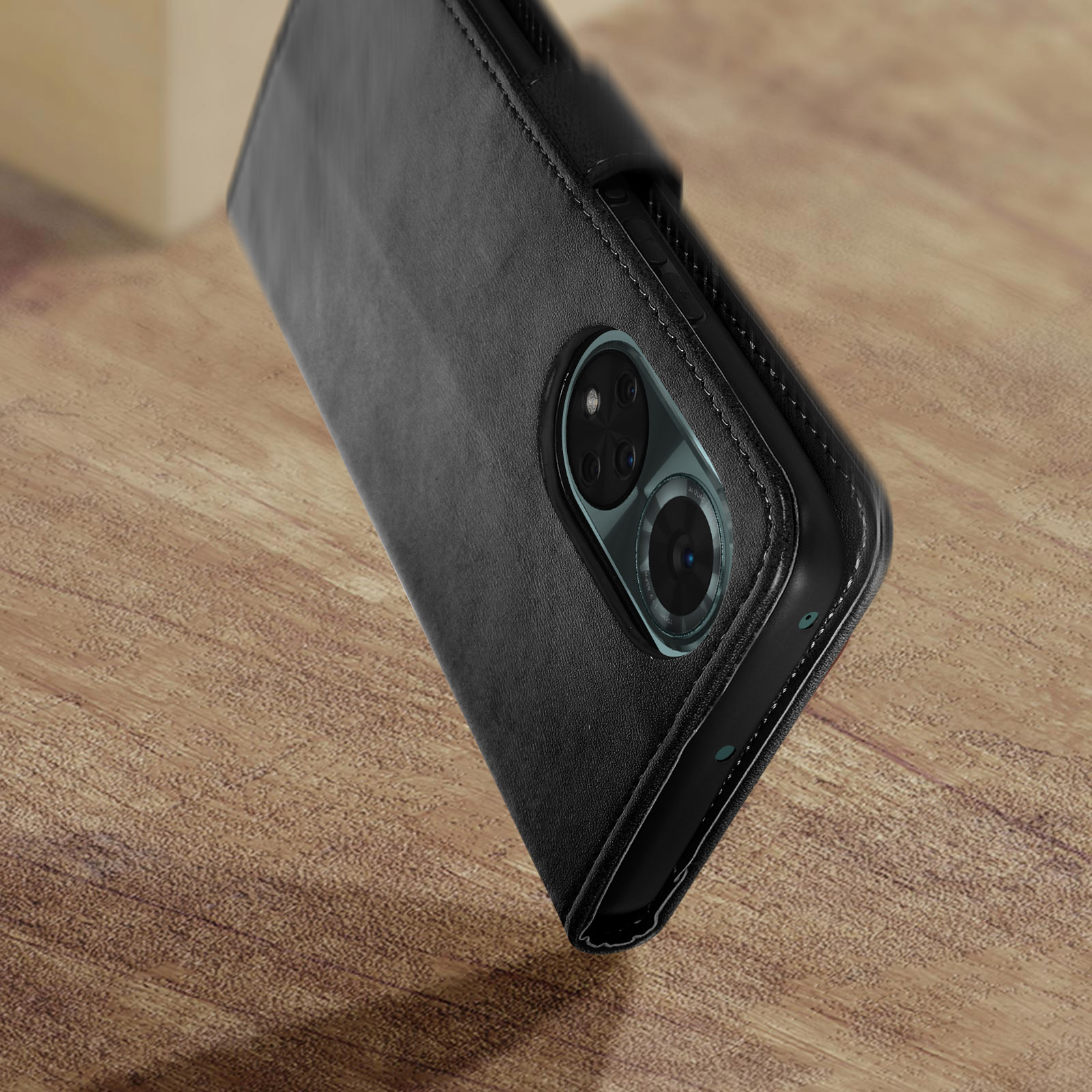 Custodia nera con telefono all'interno. Lenti della fotocamera visibili. Superficie in legno. Materiale nero similpelle.