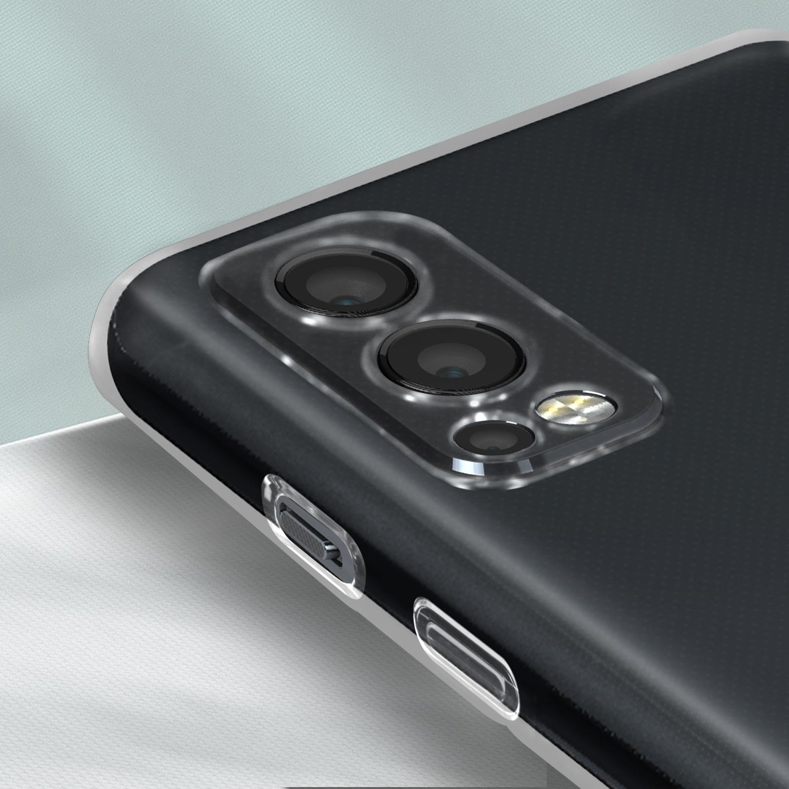Primo piano di un telefono nero con una custodia trasparente, che mostra le lenti della fotocamera e i pulsanti laterali.