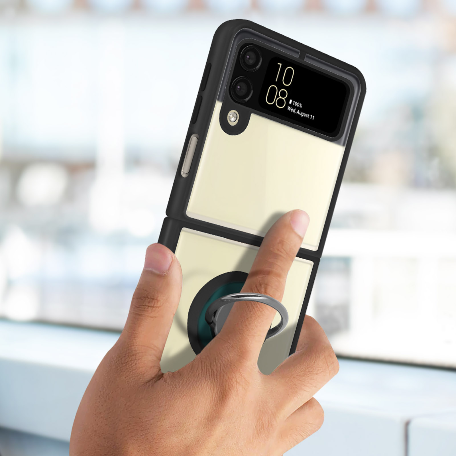 Una mano tiene un telefono pieghevole con un supporto ad anello. Lo schermo mostra l'ora e la data.