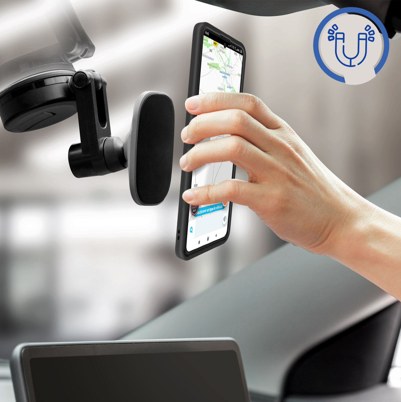Una mano che tiene un telefono vicino a un supporto per auto. Il telefono visualizza una mappa.