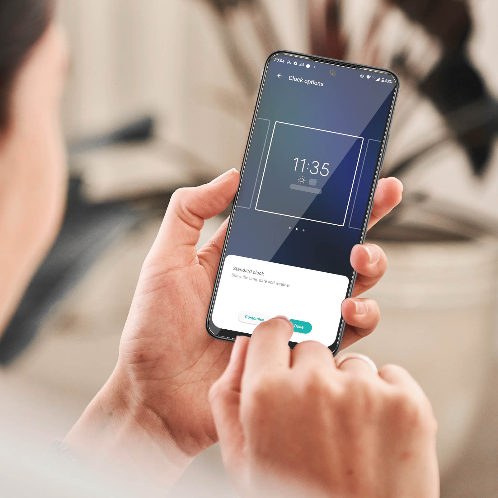 Persoon die een telefoon vasthoudt met klokopties, handen zichtbaar.
