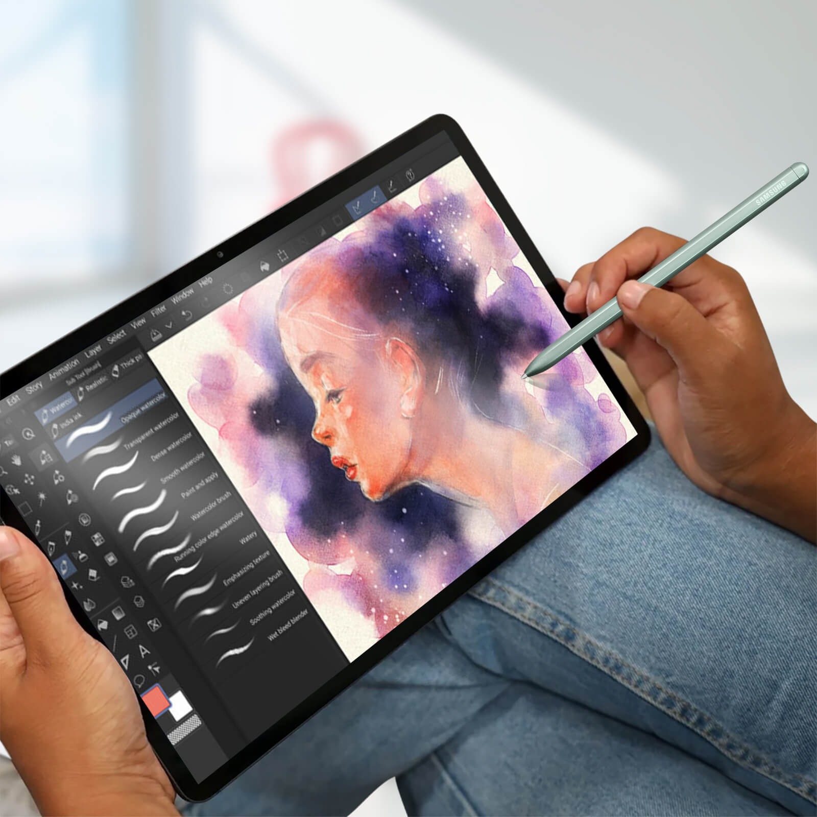Eine Person zeichnet mit einem Stift auf einem Tablet. Das Tablet zeigt ein Gemälde.