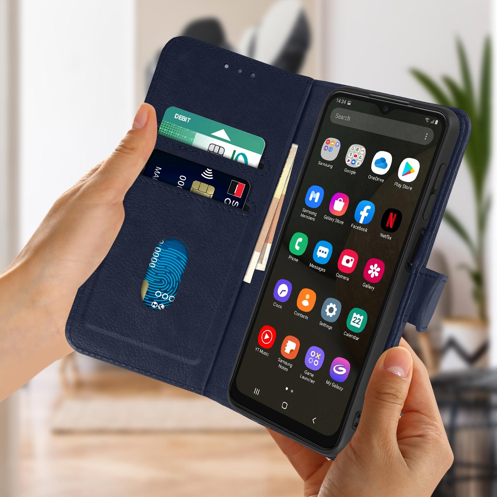 Une main tenant un étui portefeuille bleu avec un téléphone à l'intérieur. L'écran du téléphone est visible.