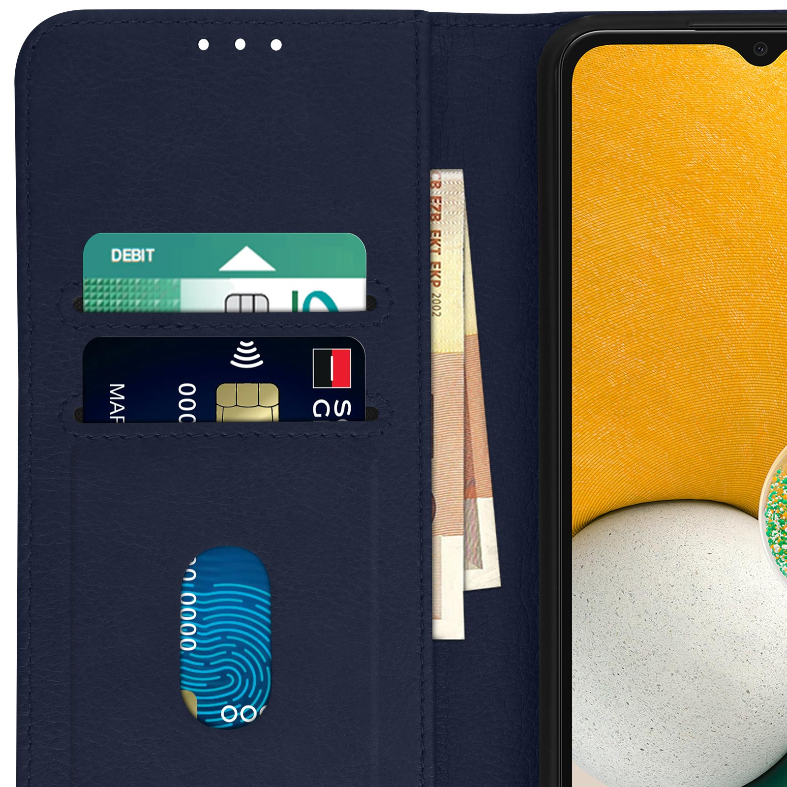 Un étui de téléphone bleu marine avec quelques cartes de crédit et quelques billets à l'intérieur, ouvert. Le téléphone est à droite.