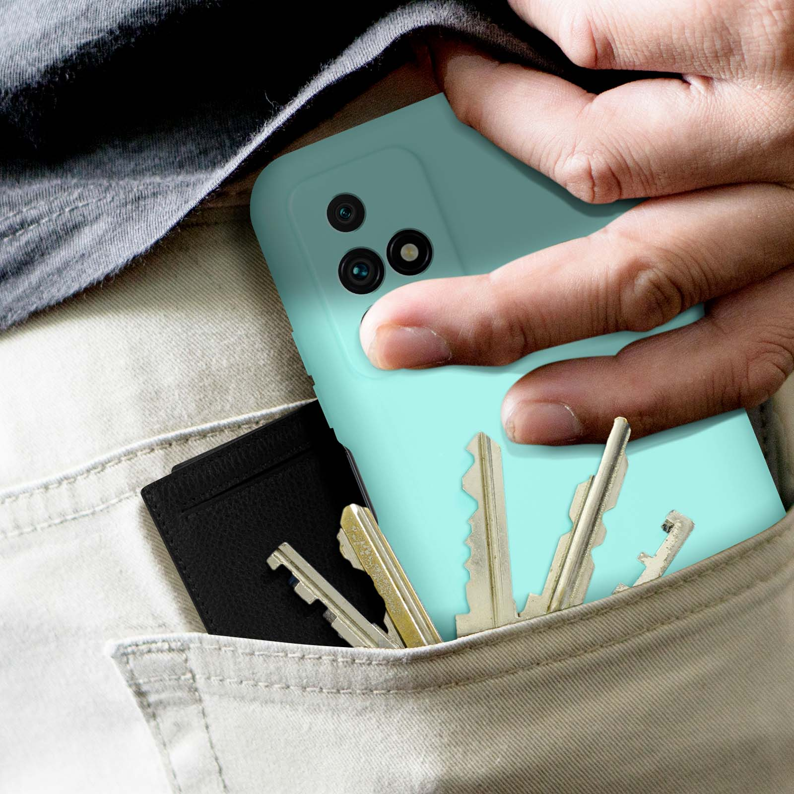 Una mano che tiene un telefono turchese e delle chiavi.
