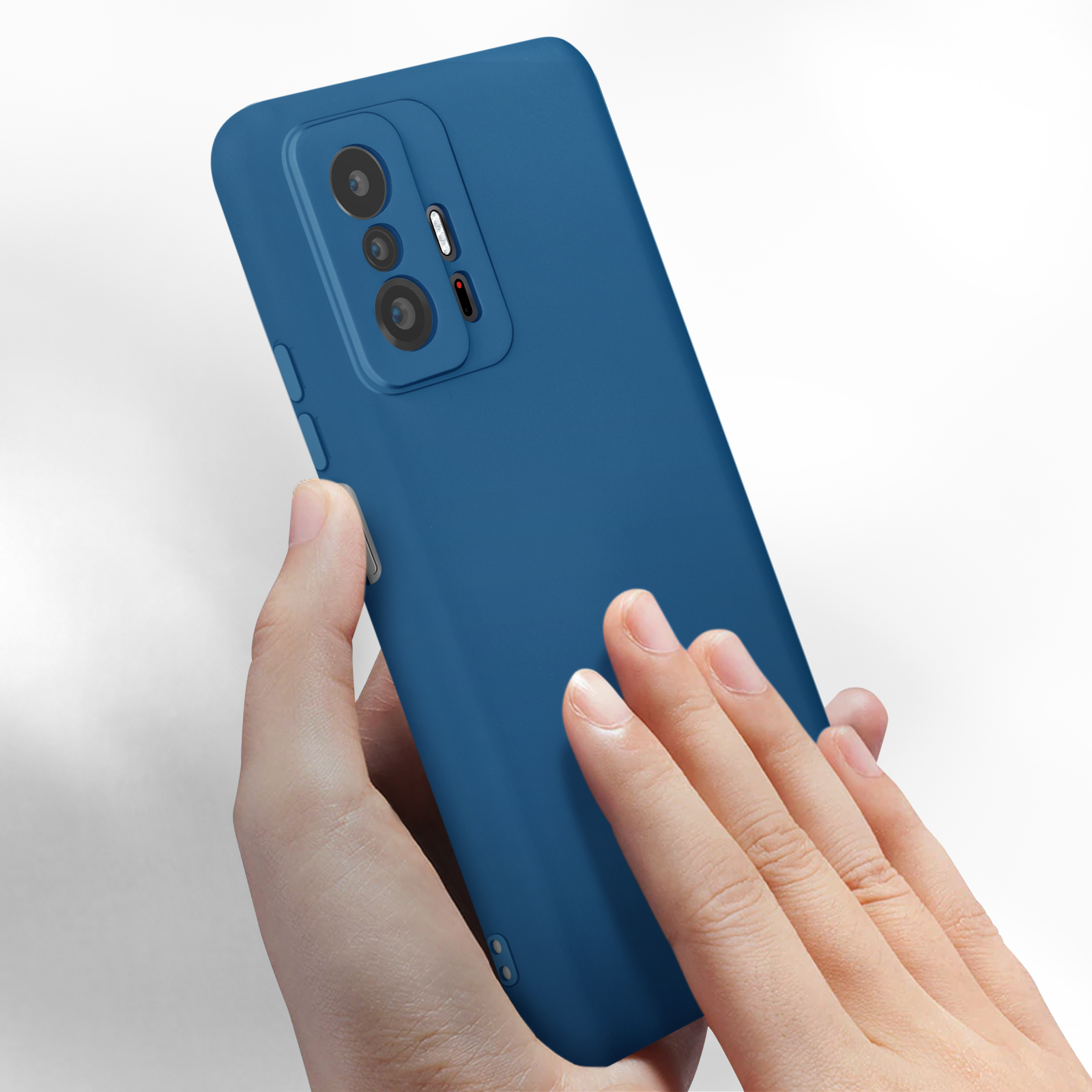 Mano che tiene un telefono in una custodia blu. Il telefono ha una tripla fotocamera.