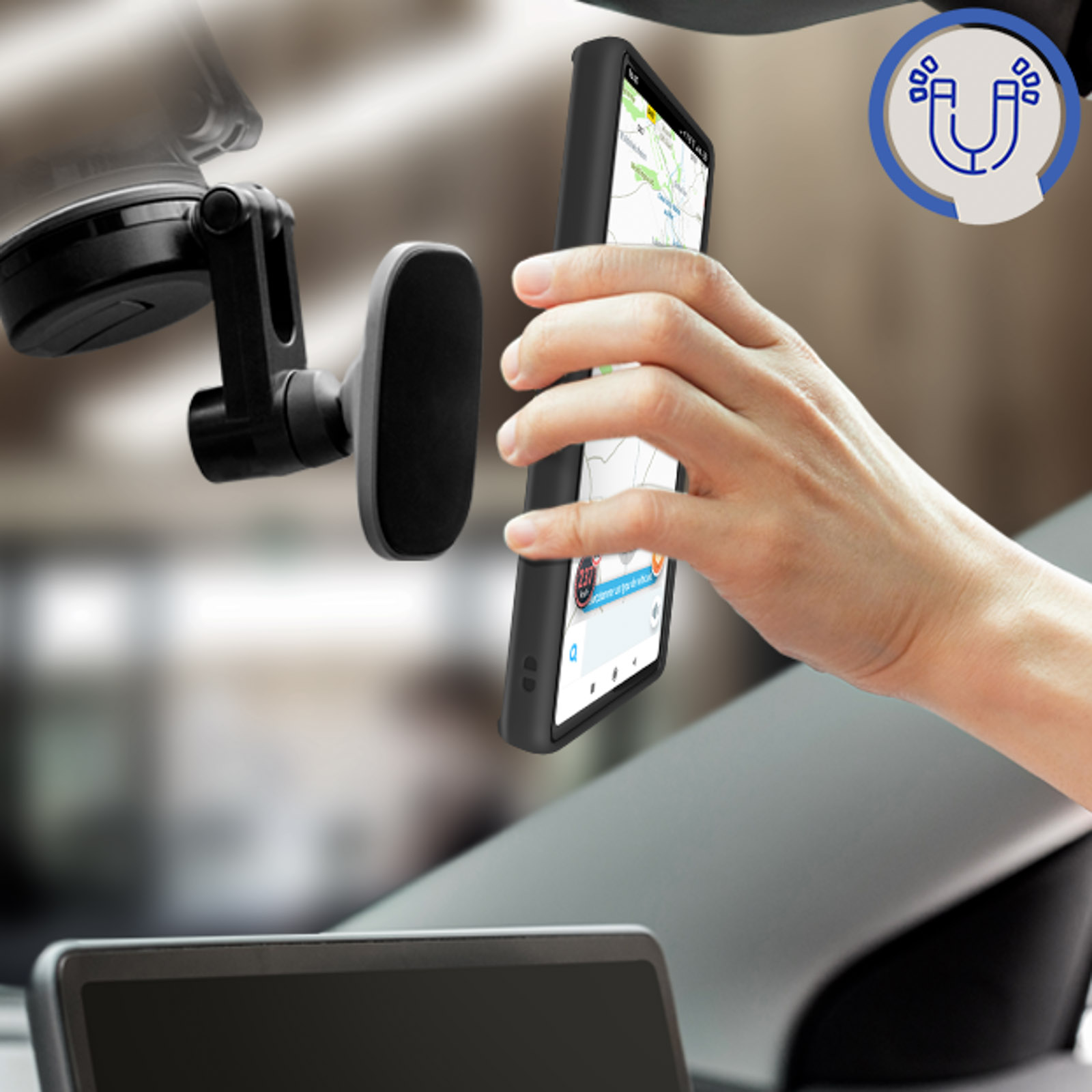 Telefoon bevestigd aan auto-houder, hand aan het aanpassen. Dashboard en auto interieur.