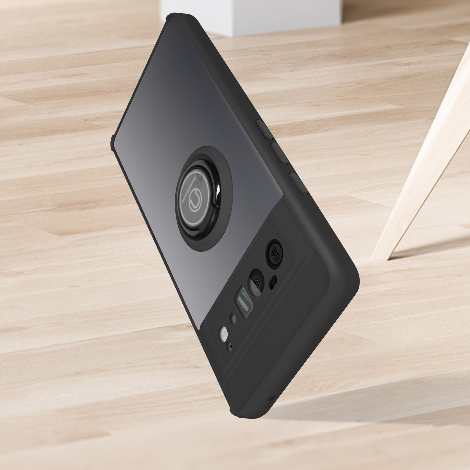 Een zwarte telefoonhoes met een ringhouder, rustend op een houten oppervlak.