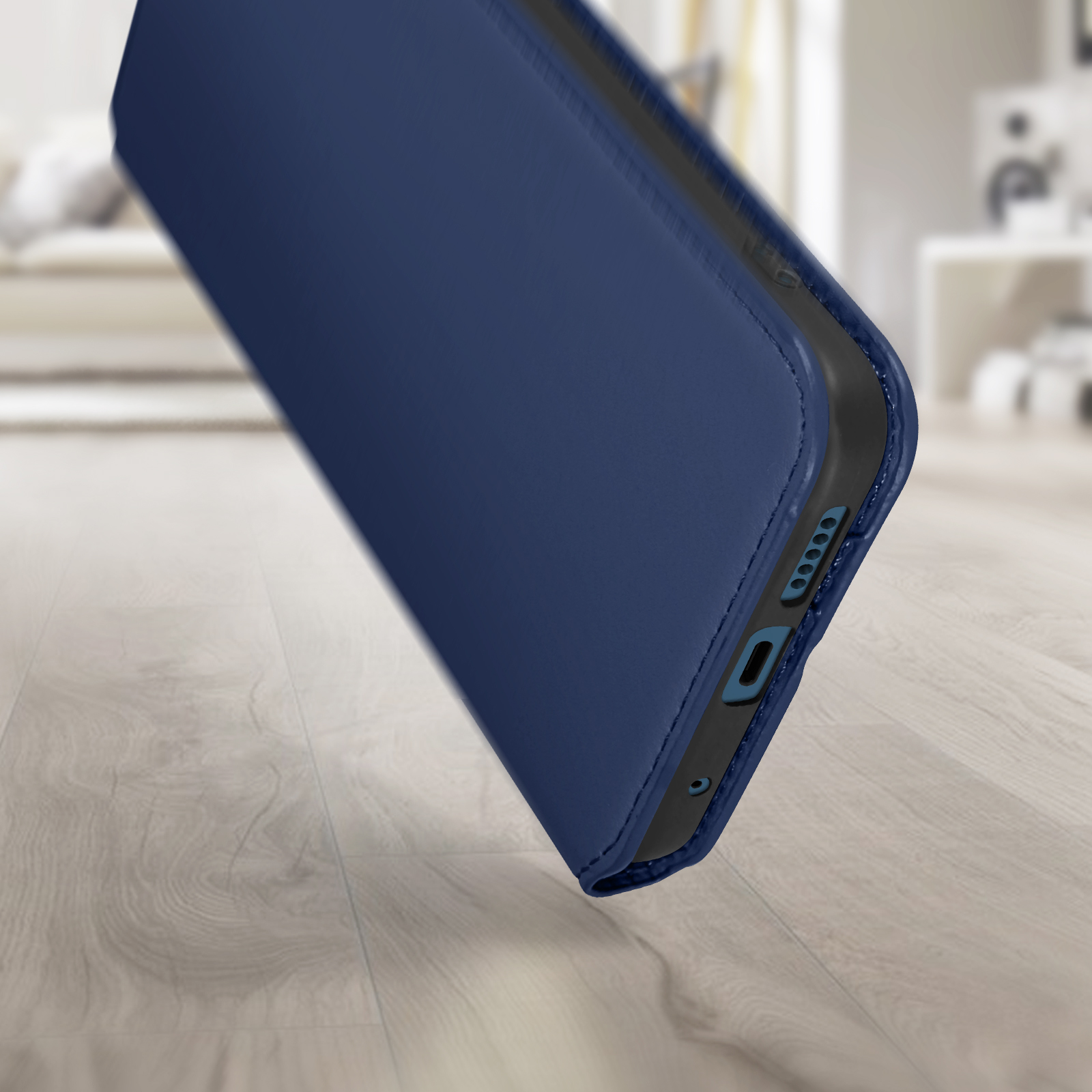 Étui de téléphone bleu incliné, montrant le côté avec boutons et port de charge.