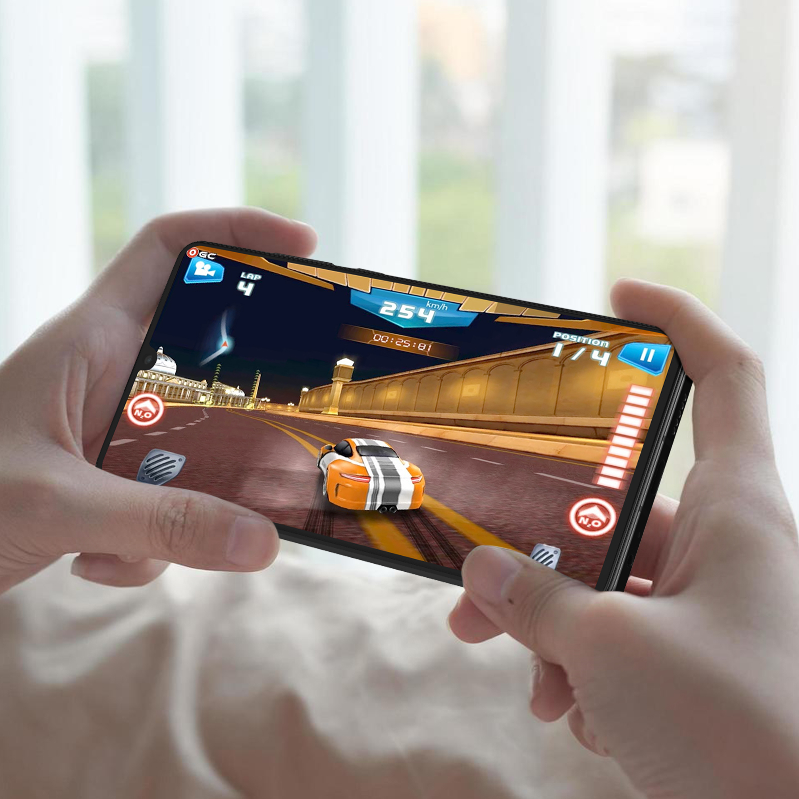 Manos sostienen un teléfono que muestra un juego de carreras. El coche es naranja y negro.