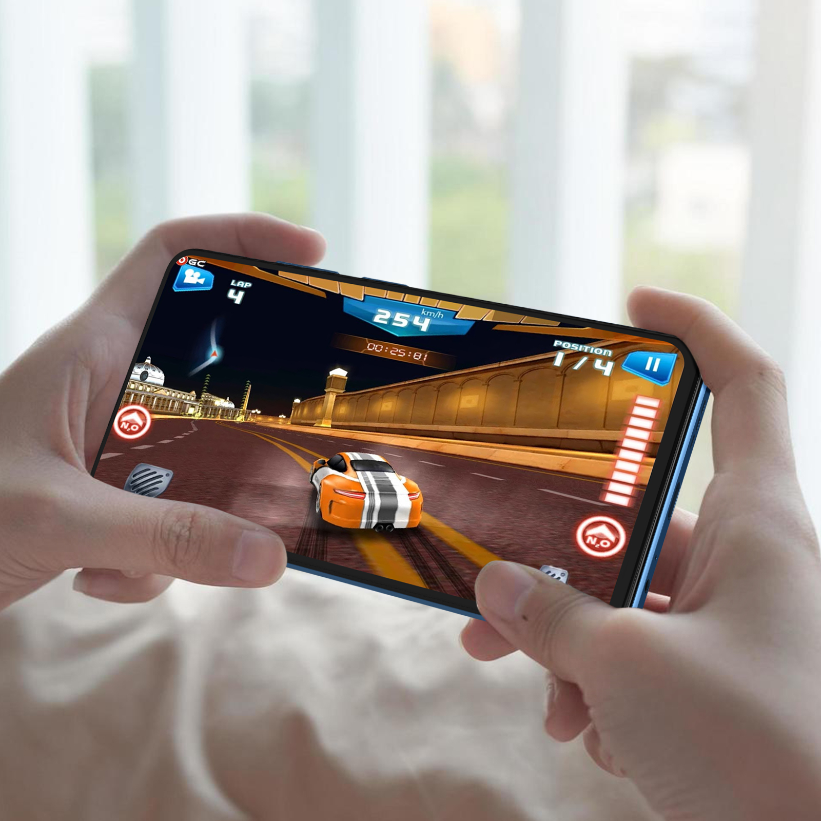 Manos sosteniendo un teléfono con un juego de carreras. El juego tiene un coche naranja.