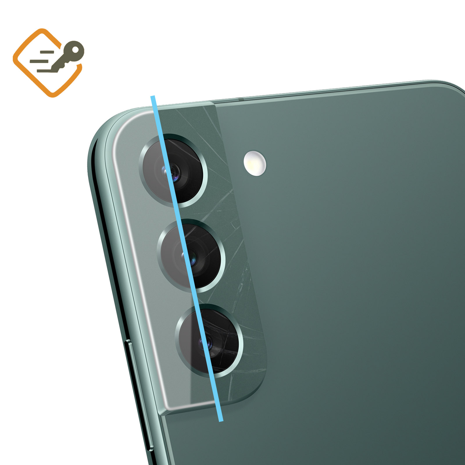 Primo piano del modulo fotocamera di un telefono. Tre lenti visibili. Una crepa nel vetro.