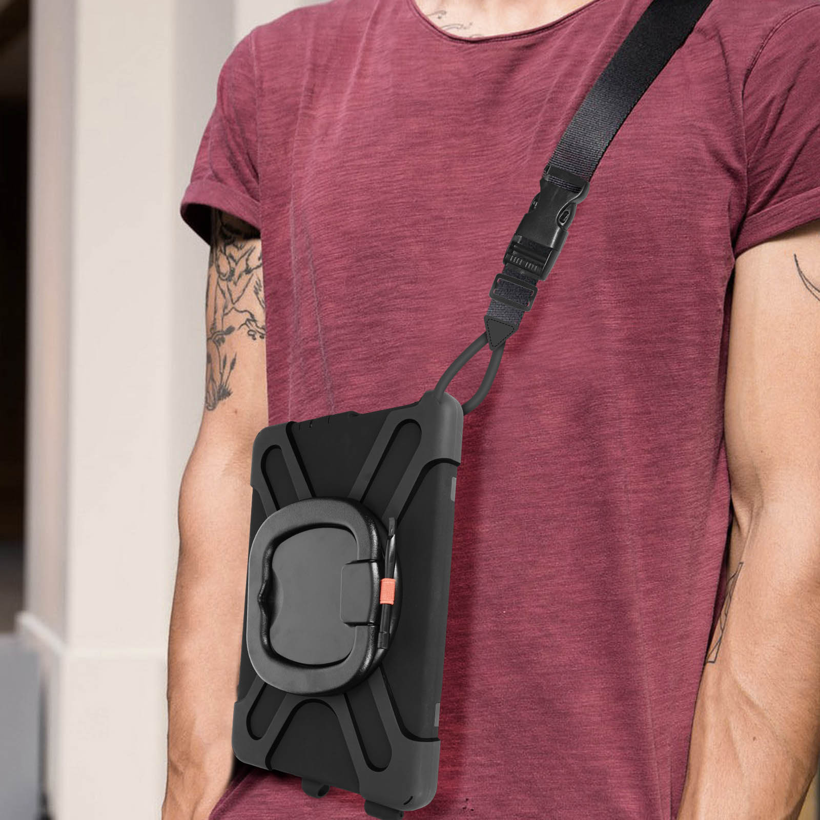 Eine Person mit rotem Hemd und einer Tablet-Tasche um den Hals.