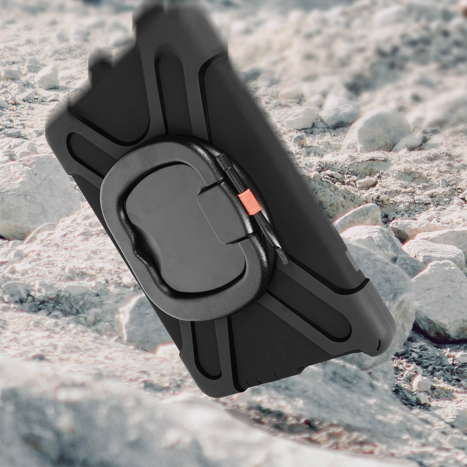 Schwarze Handyhülle mit schwarzem Ringhalter auf felsigem Untergrund. Der Ring ist geöffnet.