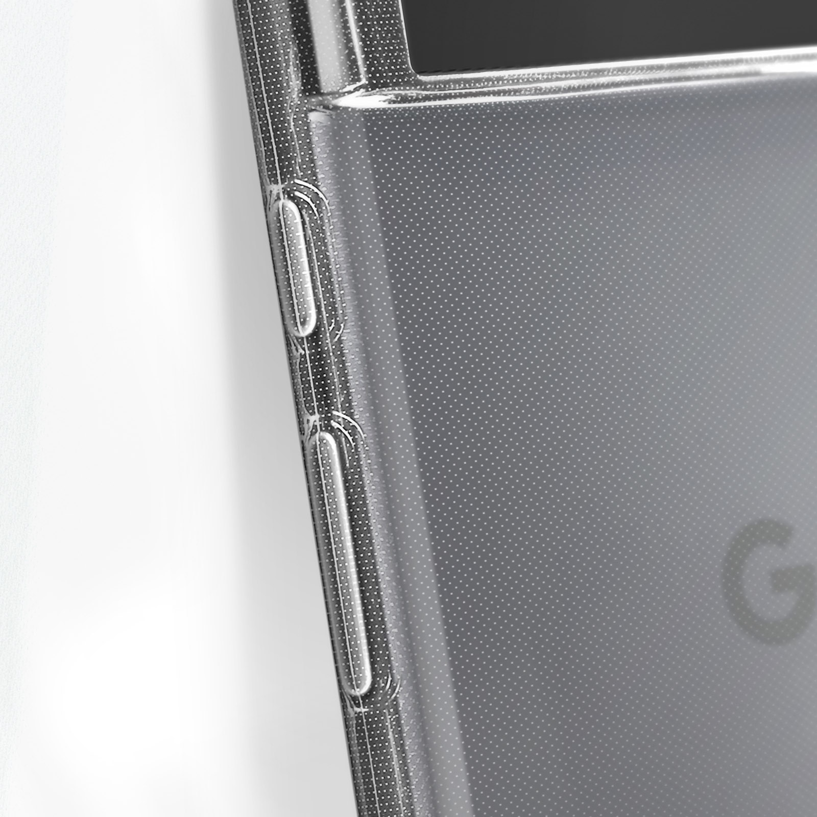 Primo piano del lato di una custodia per telefono con texture a pois, che mostra i pulsanti laterali e la lettera 'G'.