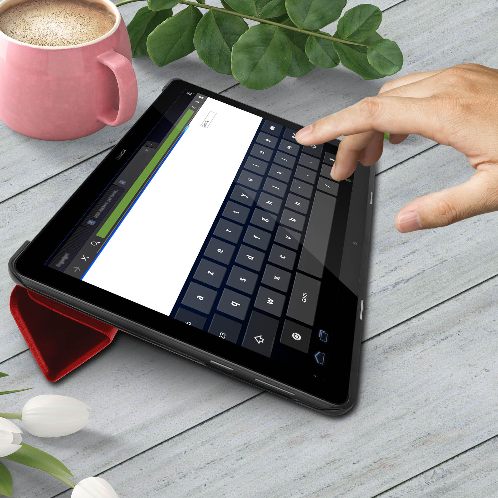 Tablet su supporto, tastiera visibile. Mano che scrive sulla tastiera.