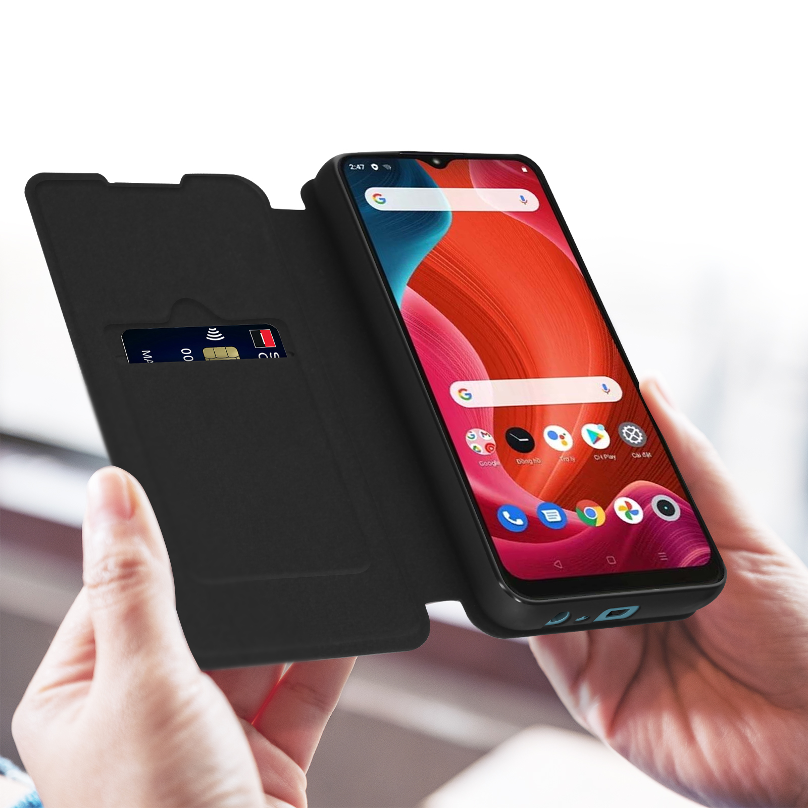Custodia nera per telefono. Schermo acceso con icone delle app. Tenuto da due mani.