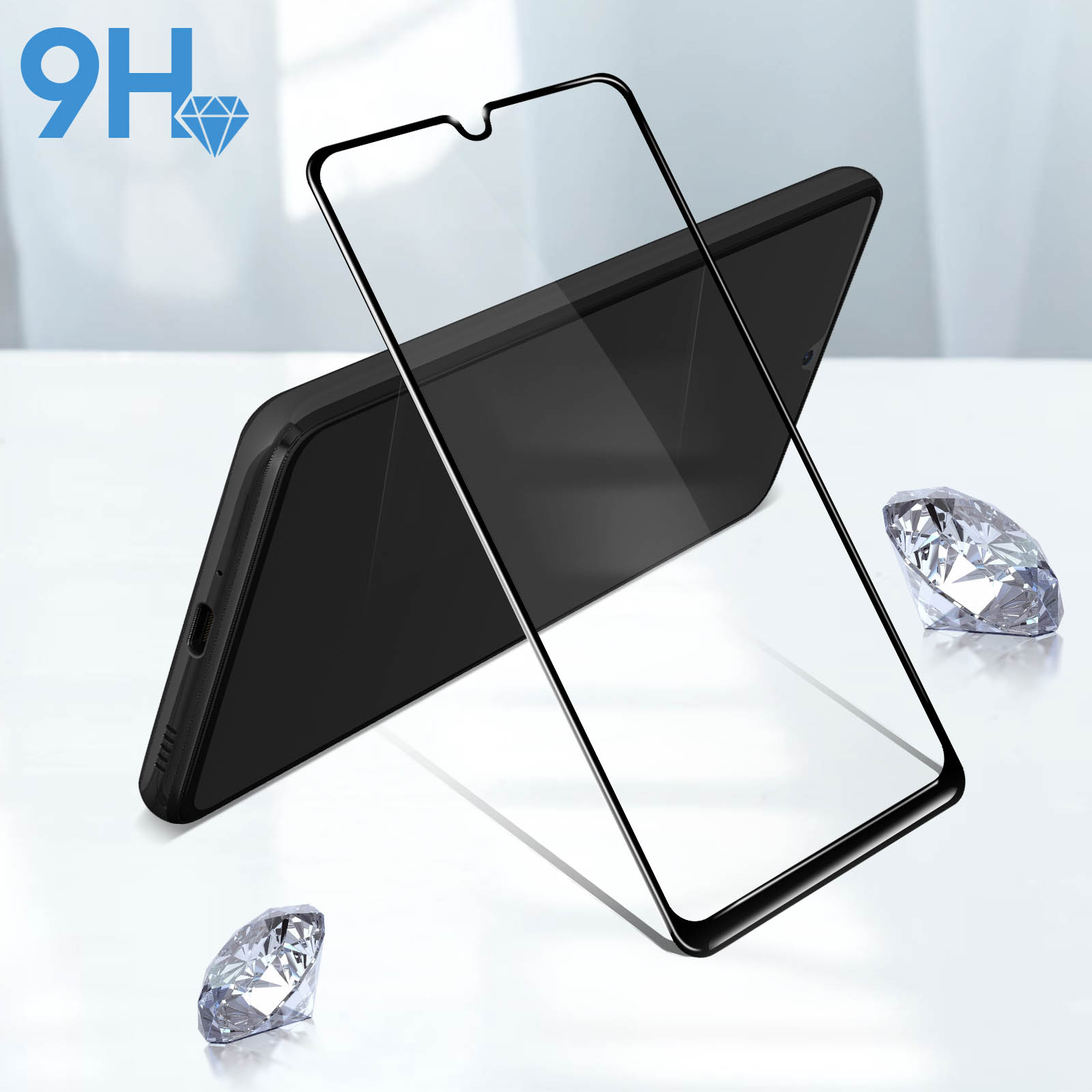Un telefono con una protezione per lo schermo e diamanti. Il telefono è su una superficie bianca.
