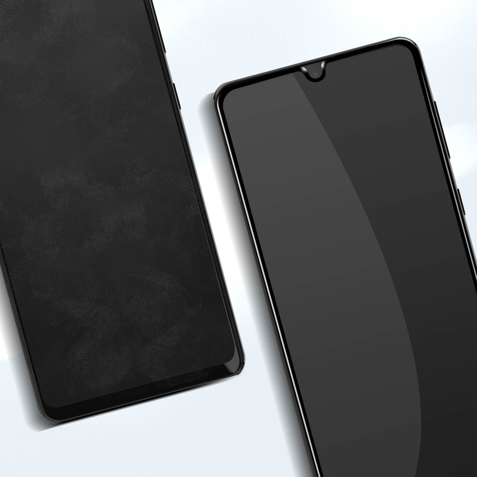 Due telefoni con schermi neri. Uno schermo è trasparente. L'altro ha un piccolo foro per la fotocamera.