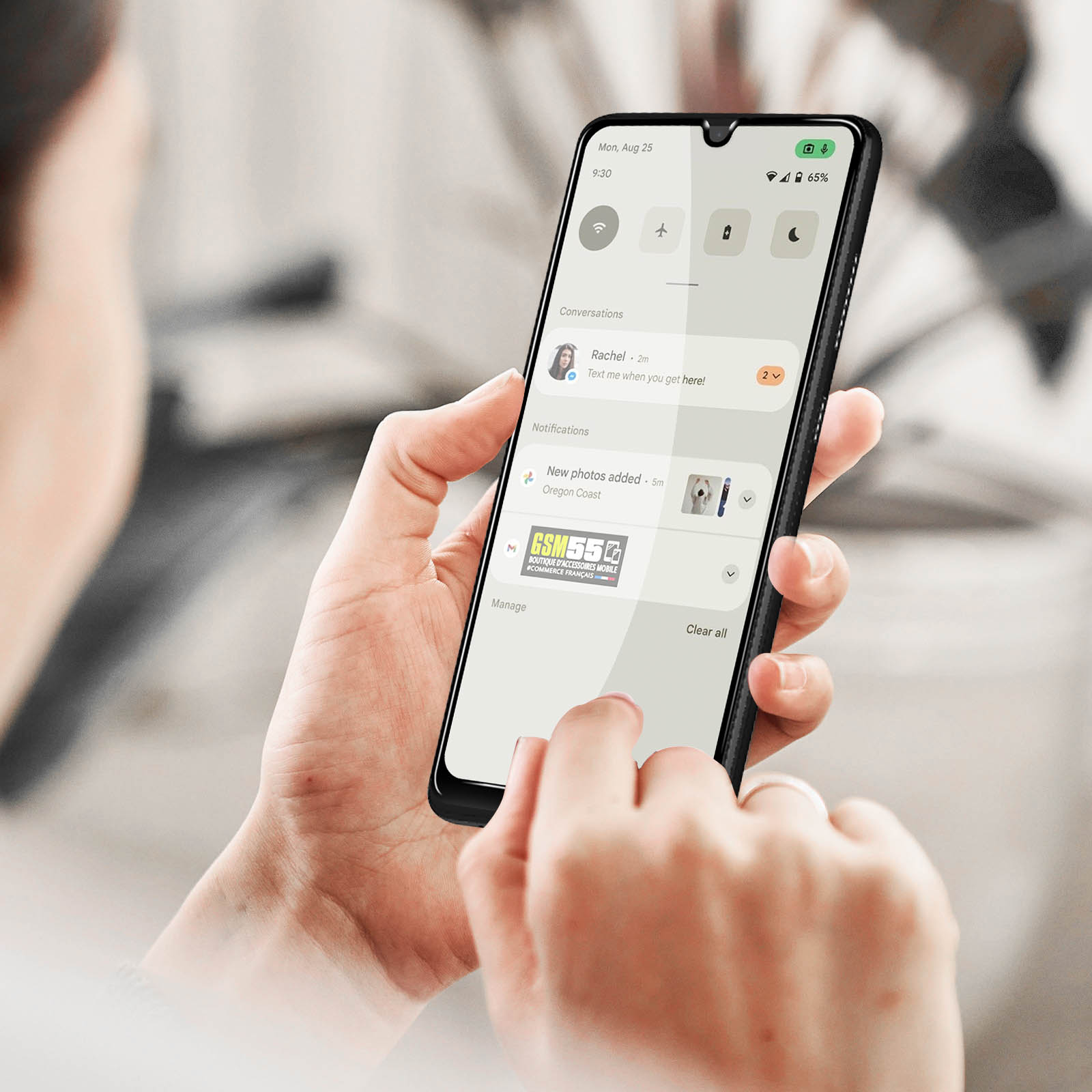 Persona che utilizza un telefono nero con schermo che mostra notifiche e icone delle app.