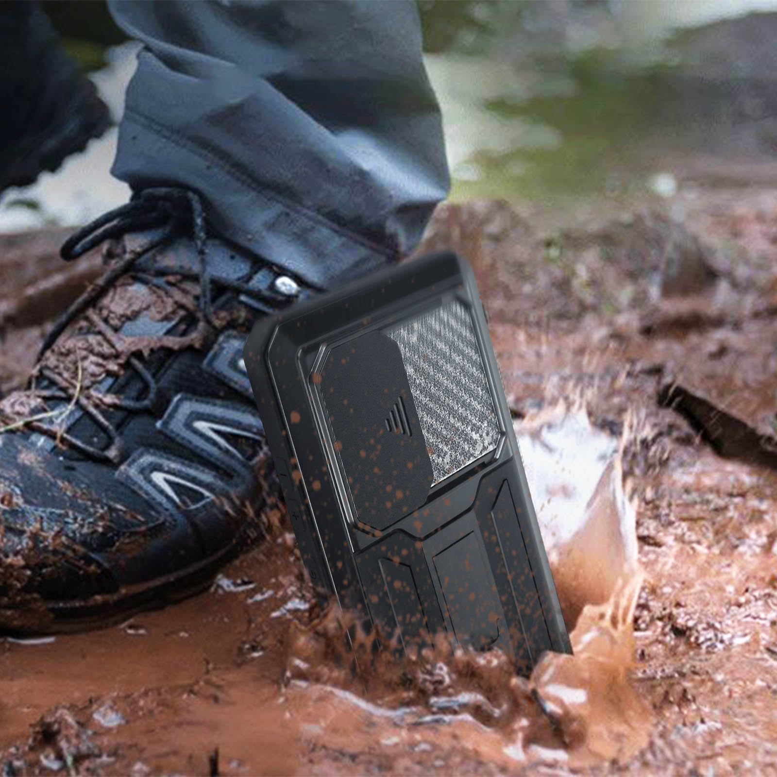 Funda de teléfono en ambiente fangoso. Negra con barro naranja.