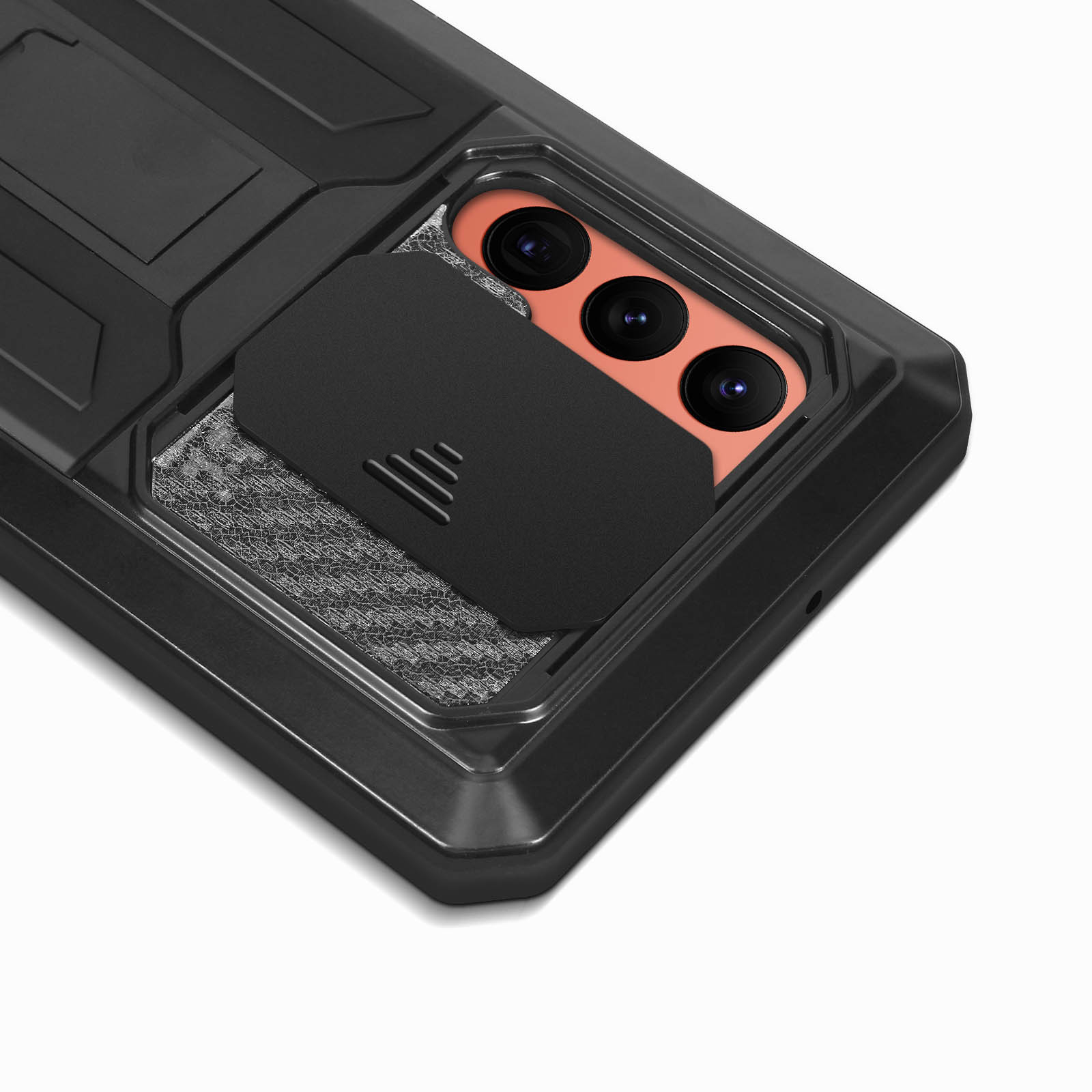 Una funda negra para teléfono con tres lentes de cámara y una cubierta negra. La funda tiene un diseño robusto.