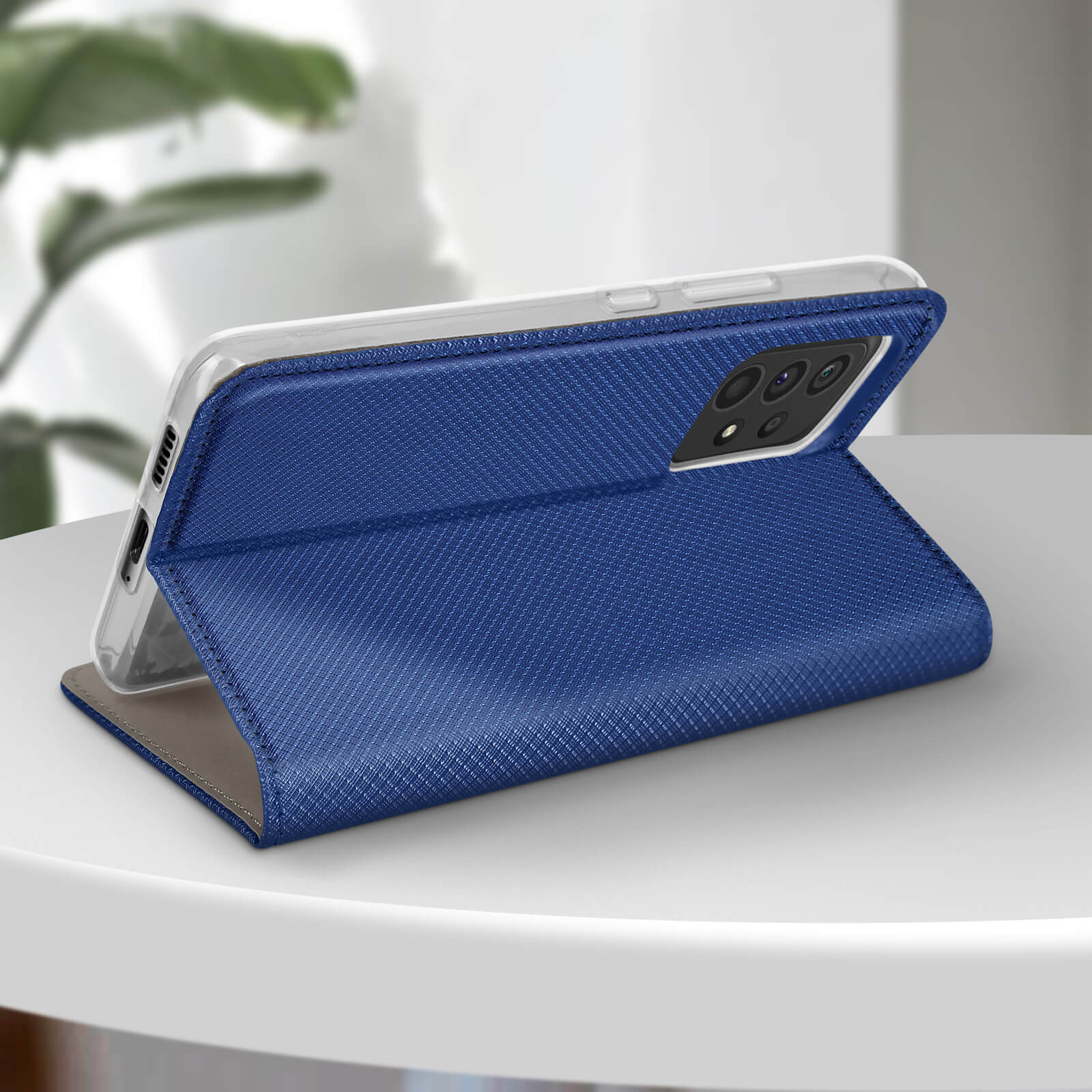 Coque de téléphone bleue avec un motif texturé, posée sur une surface blanche.