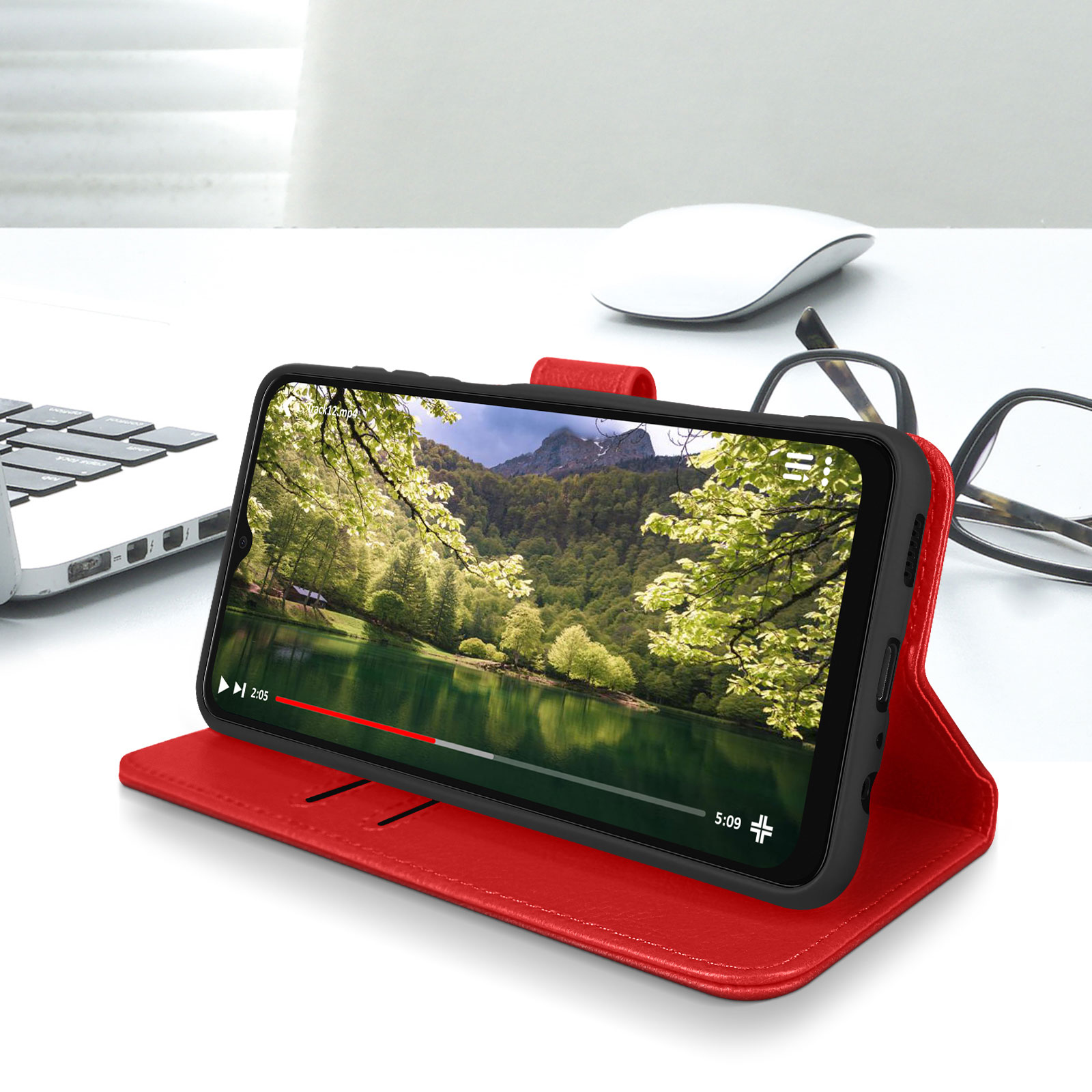 Une coque de téléphone avec une vidéo d'un lac et d'arbres, ouverte, sur une table.