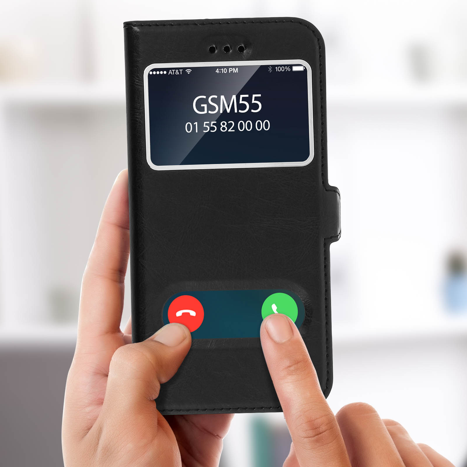 Una mano che utilizza una custodia per telefono con uno schermo che mostra una chiamata. L'utente sta rispondendo.