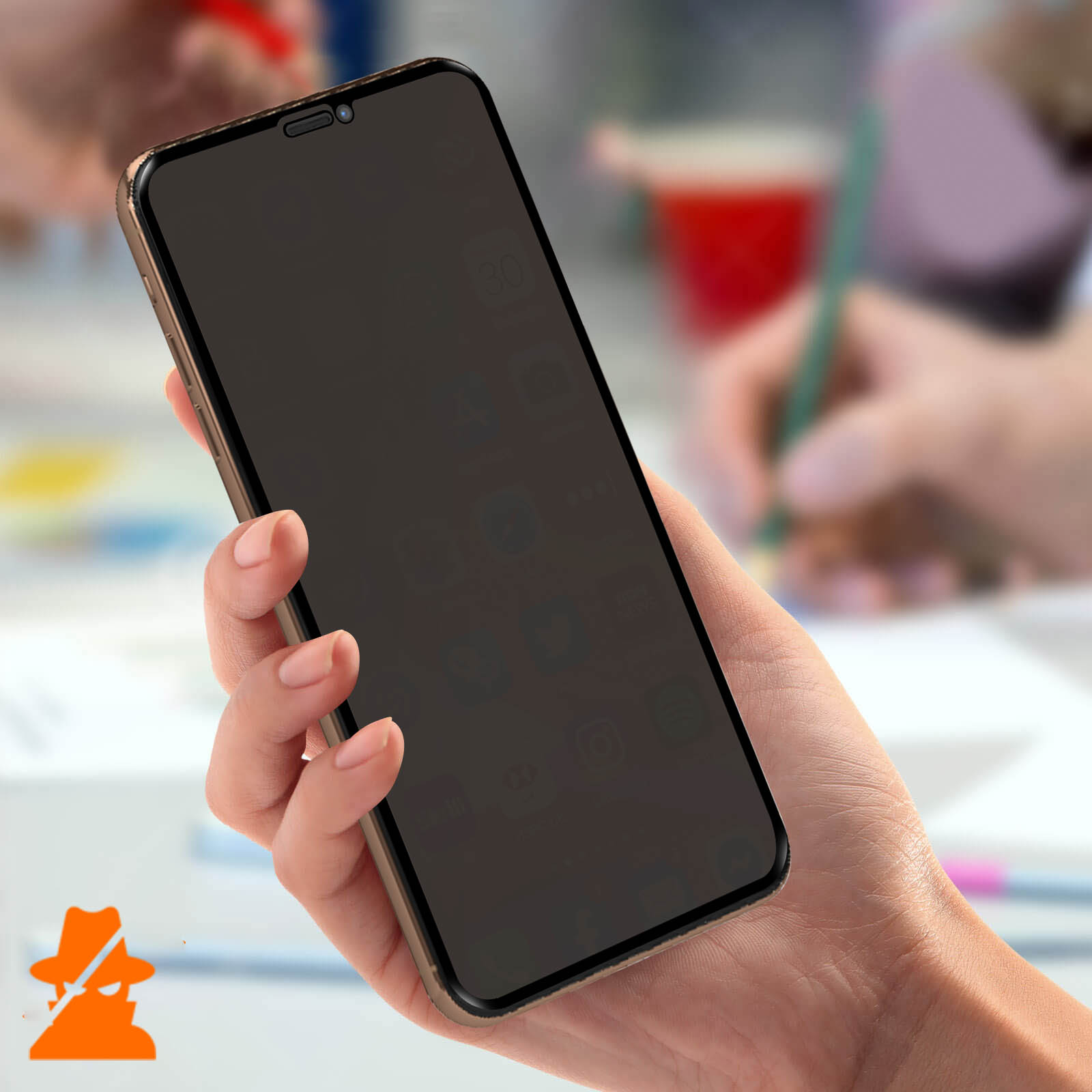 Mano che tiene un telefono con uno schermo per la privacy. Sfondo sfocato con persone e documenti.