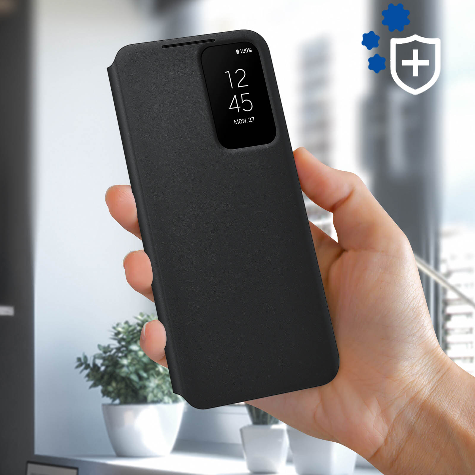 Custodia nera per telefono con display dell'ora. Mano che tiene il telefono.