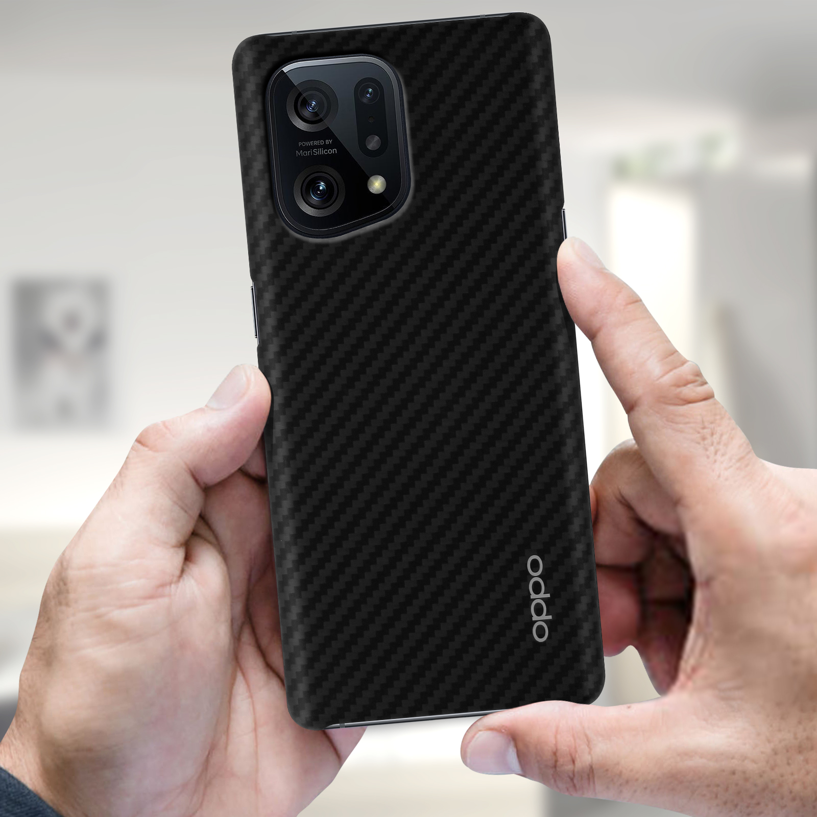 Mani che tengono un telefono con una custodia nera in fibra di carbonio. Logo Oppo visibile.