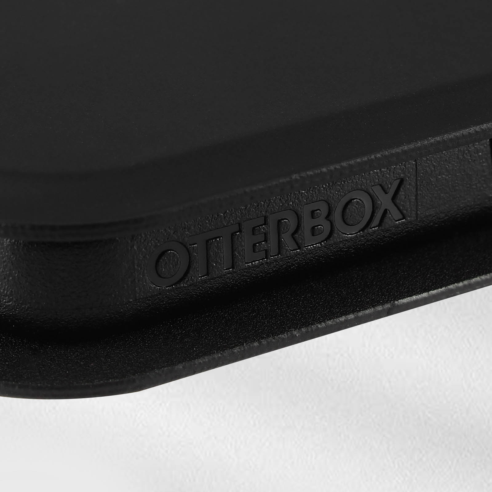 Schwarze Otterbox-Hülle. Das Otterbox-Logo ist auf der Hülle aufgedruckt.