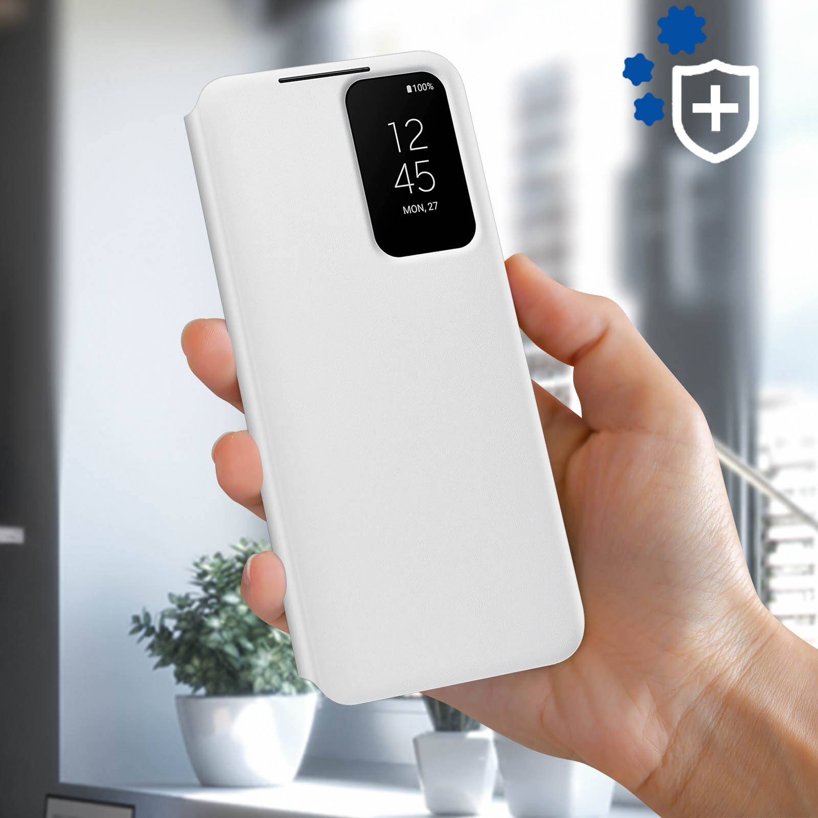 Una mano che tiene una custodia bianca per telefono con un display che mostra l'ora e la data.